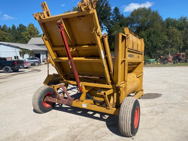 Hay/Forage/Livestock  Haybuster 256 Bale Chopper Photo